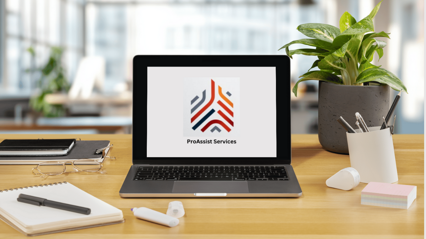 Schreibtisch mit einem Laptop , Blöcken, Tischpflanze und Kugelschreibern